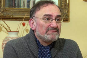 vyrazne-jiny-pohled-na-ukrajinu-nez-vam-hlasi-miroslav-karas-v-praze-ho-predstavil-exdiplomat-basta-i-hoste-primo-z-mista