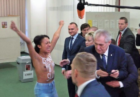 Rozbít té krávě držku! Napadení prezidenta Zemana má pokračování. TOP 09 útok pochválila