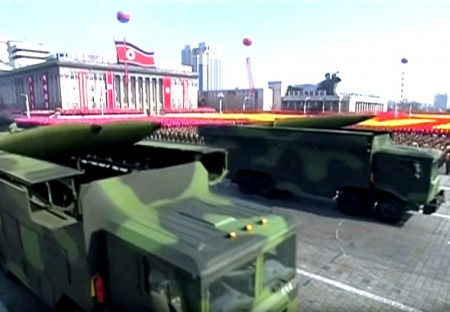 Mezitím v KLDR: další přehlídka a další překvapení, které Pentagon oblilo studeným potem