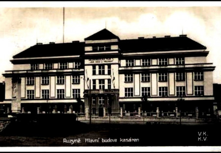 V kasárnách pražské Ruzyně byla vybita elita českého národa. Místo památníku je tam sklad