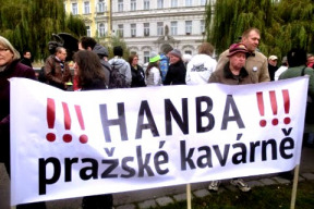 i-tisiciletou-moudrost-umi-prazska-kavarna-postavit-na-hlavu
