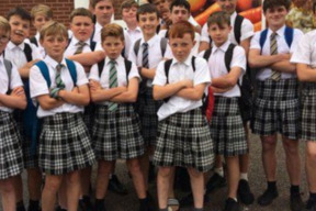 na-stredni-v-anglii-zakazali-klukum-nosit-sortky-je-ti-vedro-vem-si-sukni-a-bud-gender3