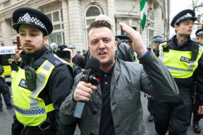 tommy-robinson-v-ohrozeni-zivota-presunuli-ho-mezi-muslimske-vezne-posledne-ho-malem-zabili-za-tri-dny
