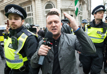Tommy Robinson v ohrožení života, přesunuli ho mezi muslimské vězně. Posledně ho málem zabili za tři dny