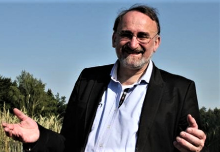 Stanislav Novotný 1. díl: Opět se vrací doba jako před rokem 1989, kdy se doma říká něco jiného, než na veřejnosti, lidé se bojí postihu v zaměstnání