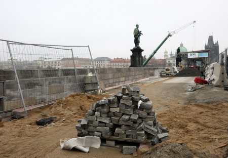 ÚOOZ možná zajímají předražené kameny na Karlově mostu. Městu mohla vzniknout škoda až 8,5 milionu korun!
