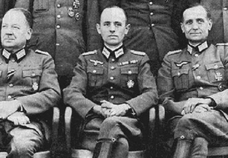 Kyjevem pochodovali nacisté vzývající válečného zločince a eSeSáka Banderu