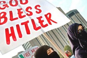 muslimove-oslavuji-pozar-v-notre-dame