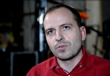 Budou třeba létat v balónech, jen pokud budou oligarchům přinášet zisk. Ruský novinář nekompromisně o příčinách migrace