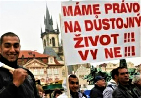 Príchod 360 Rómov do mestečka Horn: Pre občanov peklo!