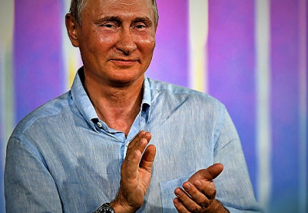 Prezident Putin vrací Rusko Rusům. Závidíme...