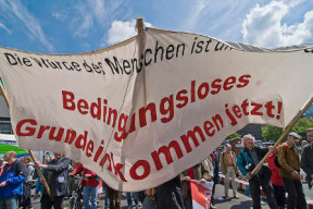 zakladni-prijem-je-lidske-pravo-neslo-se-demonstraci-v-berline