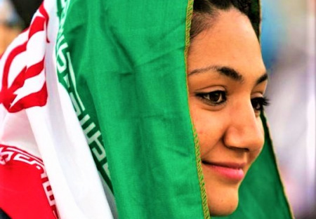 Íránské ženy se mulláhům staví na odpor, feministky na Západě ani nemuknou