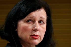 komisarka-jourova-vysetruje-uz-odhalila-cinu-a-rusko