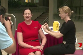 australska-premierka-sa-kv-li-covid-19-dala-ockovat-s-krytom-na-ihle