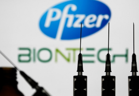 FDA vyšetřuje 5 alergických reakcí na vakcíny Pfizeru a BioNTechu. Tisíce lidí ohlásily vedlejší účinky