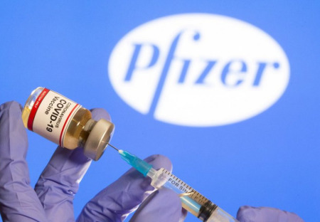Čínští odborníci po úmrtích v Norsku vyzvali k pozastavení používání vakcíny od Pfizeru. Je nebezpečná, tvrdí