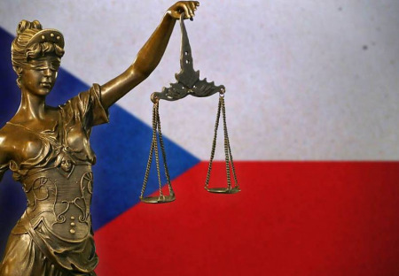 Jsou komentáře na internetu horší, než znásilňování nezletilých dívek?