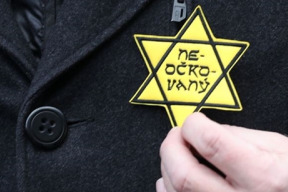 stovky-tisic-britu-podepisuji-petici-proti-digitalnimu-ockovacimu-prukazu-ani-asvazadurian