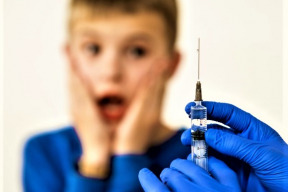 12leta-divka-ochrnuta-po-covid-vakcine-v-ramci-studii-na-detech-jeji-pribeh