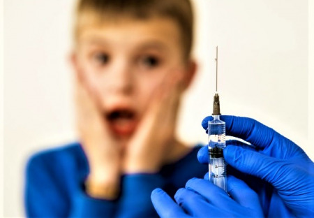 Uznávaná toxikologička volá po okamžitom zastavení očkovania proti covidu