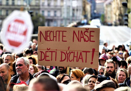 Irsko, Francie, Řecko, Slovensko, Německo, Česko - demonstrace proti omezování svobody a proti očkování a covidšikaně
