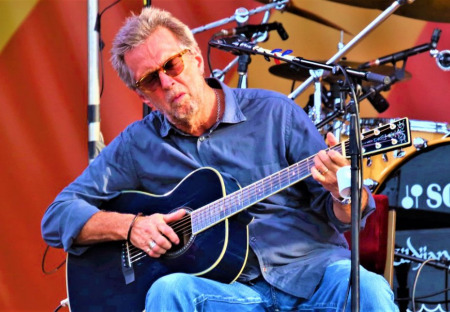 "Tohle musí přestat" - Eric Clapton v nové antikovidové písni “This Has Gotta Stop” o svých pocitech z vlastního očkování.