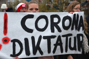 prirovnal-corona-diktaturu-k-nacistickemu-rezimu-kritik-corona-nariadeni-odsudeny
