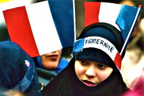 konzervativni-politik-kritizovany-za-tvrzeni-ze-francouzi-jsou-vystaveni-etnickym-cistkam-od-migrantu