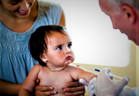 MIMORIADNE: Pfizer obvinený z experimentov s covidovou vakcínou na sirotách
