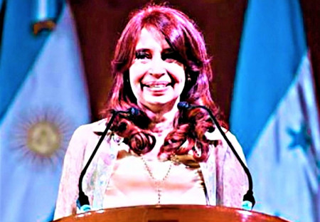 Pokus o atentát: muž chtěl střílet pistolí na hlavu Cristiny Kirchnerové