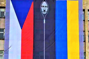 obraz-prezidenta-p-v-cernem-pytli-vedle-ceske-a-ukrajinske-vlajky-jako-anomie-spolecnosti