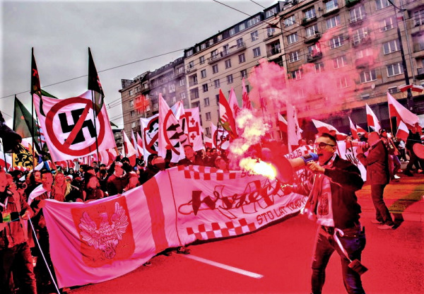 pochod-nezavislosti-v-polsku-proti-ukrajinizaci-spalena-nemecka-vlajka-a-poslapana-eu-a-lgbt