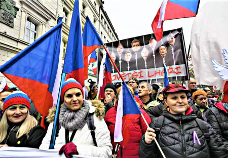 Na pochod v Praze dorazily tisíce lidí. Protestovaly proti ČT a vládě
