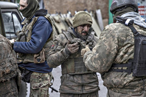 ruska-ofenziva-u-bachmutu-defile-ukrajinskych-valecnych-zajatcu