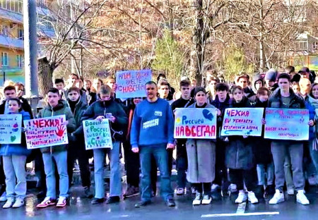 V den výročí připojení Krymu k Rusku uspořádali ruští mladí aktivisté protestní shromáždění před českou ambasádou v Moskvě.