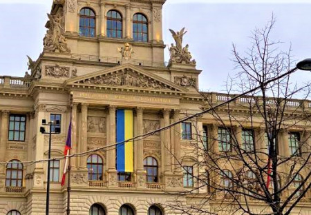 Protiválečný happening 11.4. 2023 na schodech Národního muzea v Praze