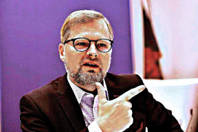 zase-nam-pevne-stoji