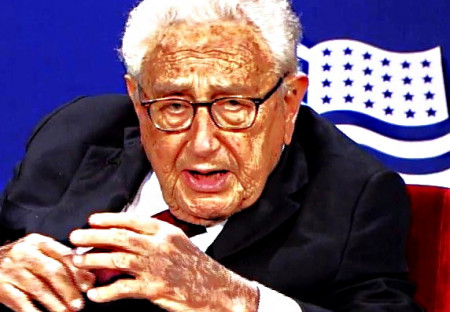 PLÍŽIVÝ HAD HENRY KISSINGER