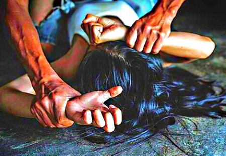 Chceš umřít rychle, nebo pomalu? Žaloba popisuje, jak cizinec znásilnil a chtěl zabít dívku z Plzně !!!