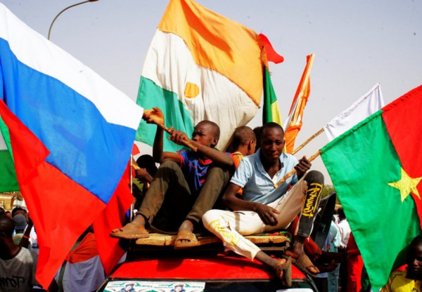 Ruská letadla přepravují vojenské vybavení a pomoc do Nigeru