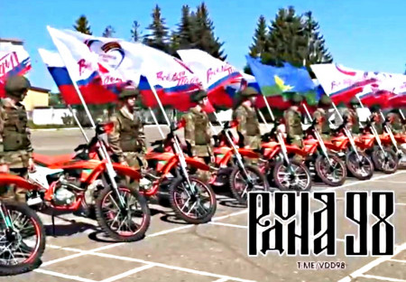 Zkušenosti z války na Ukrajině mění ruskou vojenskou metodu. Klade se například důraz na motorky