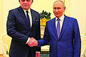 robert-fico-uveden-na-prvnim-cestnem-miste-oficialnich-hostu-moskevske-prehlidky