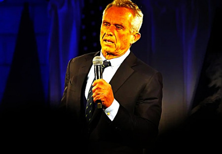 Ministr zdravotnictví USA Robert F. Kennedy Jr. varuje: mRNA „napadá každý orgán“ těla, než „zmutuje v turbo rakovinu“