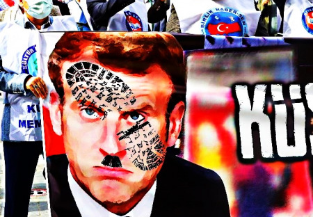 A Macron se pořád naparuje...