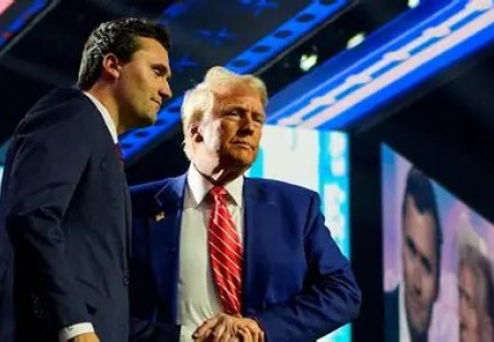 V Utahu před davem studentů střelili do krku Charlieho Kirka, vlivného konzervativního aktivistu a podporovatele prezidenta Trumpa.