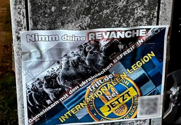 v-berline-jsou-vylepovany-letaky-vyzyvajici-lidi-k-boji-za-ukrajinu-proti-rusku