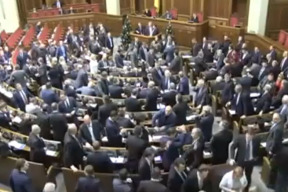 video-jak-ukrajinsky-parlament-debatuje-o-miru-pestmi