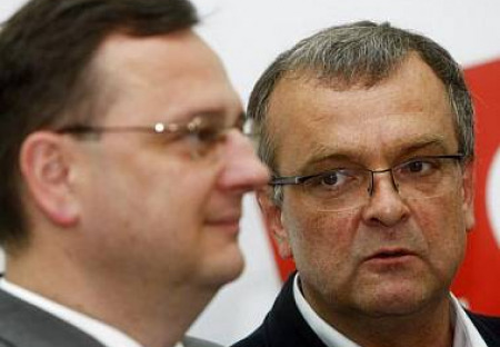 Návrh na uvedení Petra Nečase a Miroslava Kalouska do síně slávy KSČM a na jejich dekorováni nejvyššími komunistickými řády.