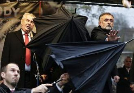 Boj USA a Ruska o Prahu: Snaží se Američané sestřelit prezidenta Zemana?